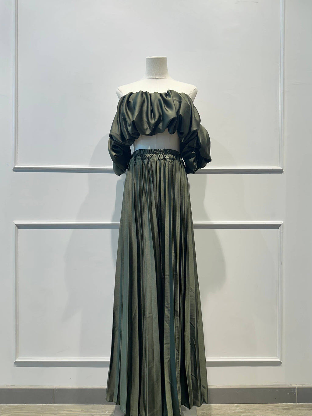 Ensemble Satiné – Top Bardot &Pantalon Palazzo Plissé