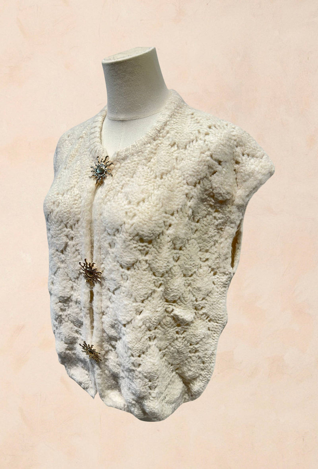 Gilet sans manches tricoté avec fermoirs bijoux