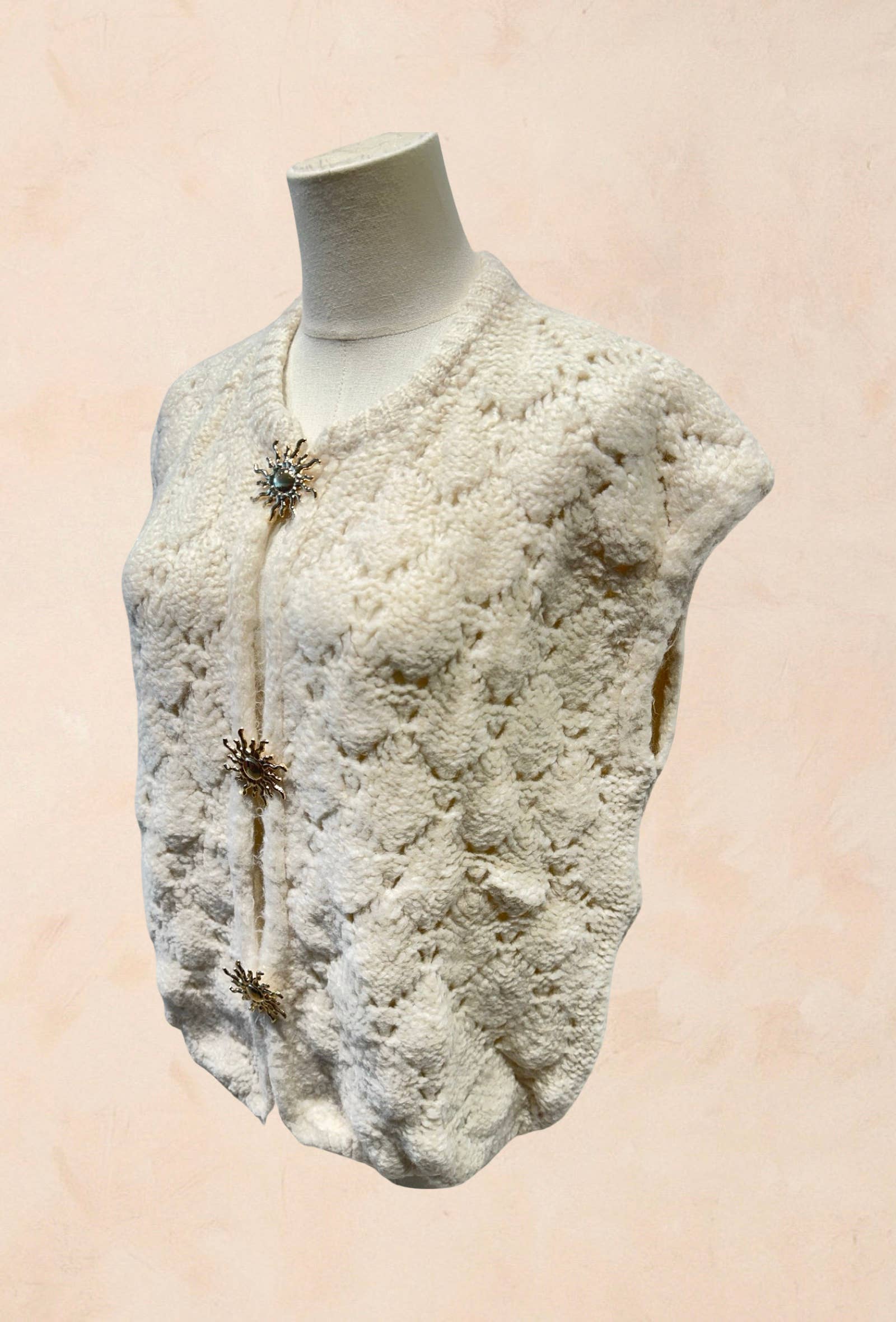 Gilet sans manches tricoté avec fermoirs bijoux
