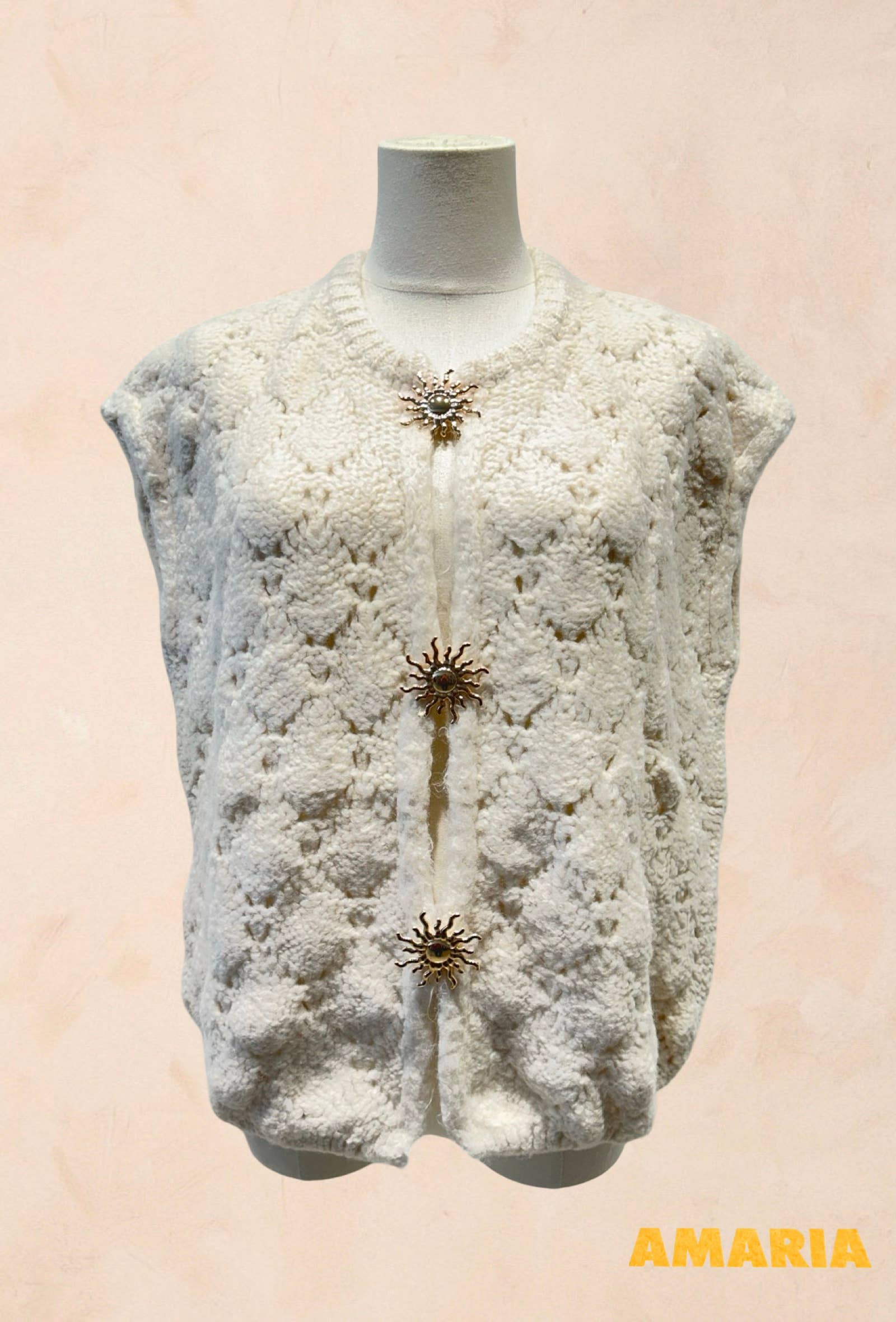 Gilet sans manches tricoté avec fermoirs bijoux