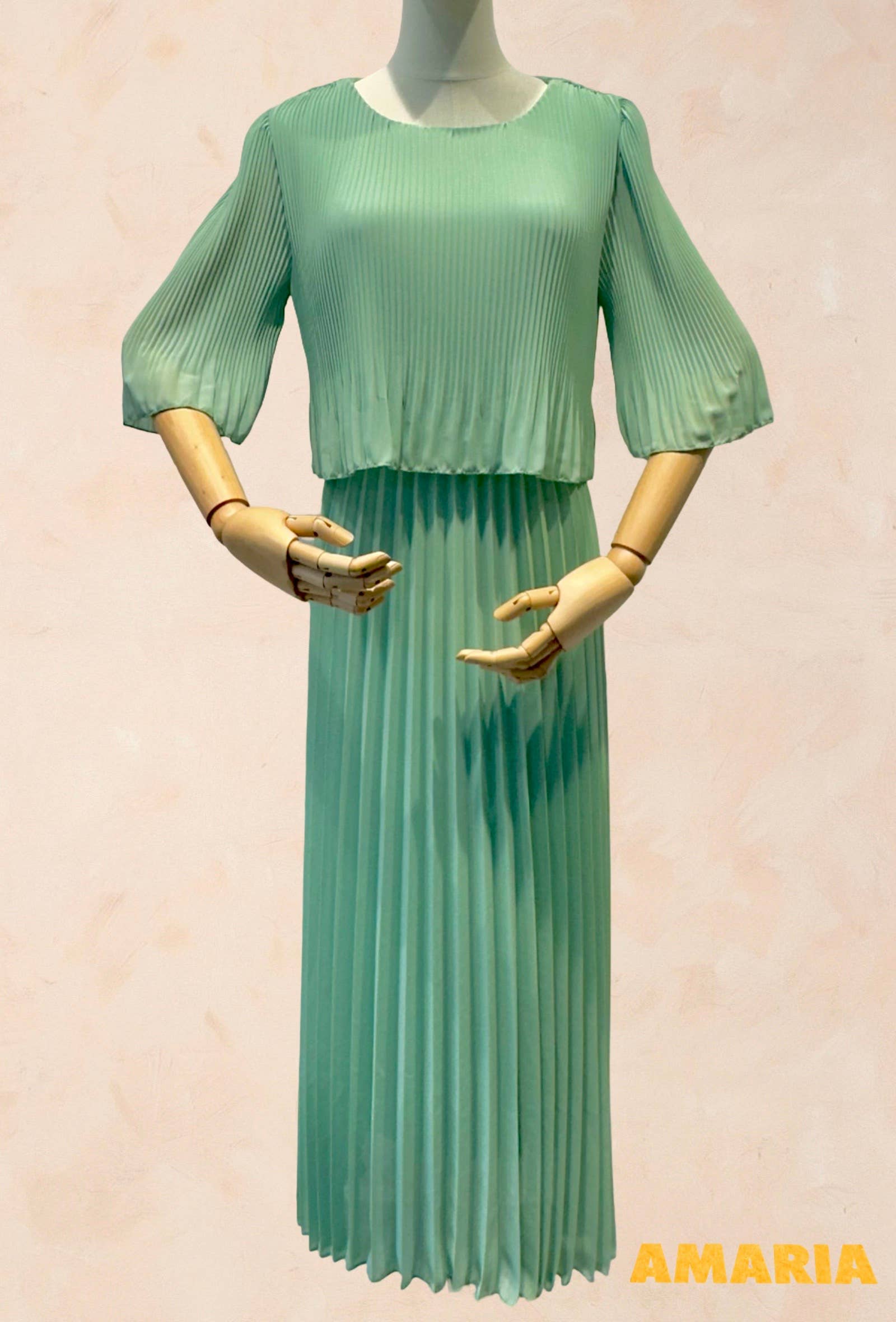 Robe élégante col rond longue plissé