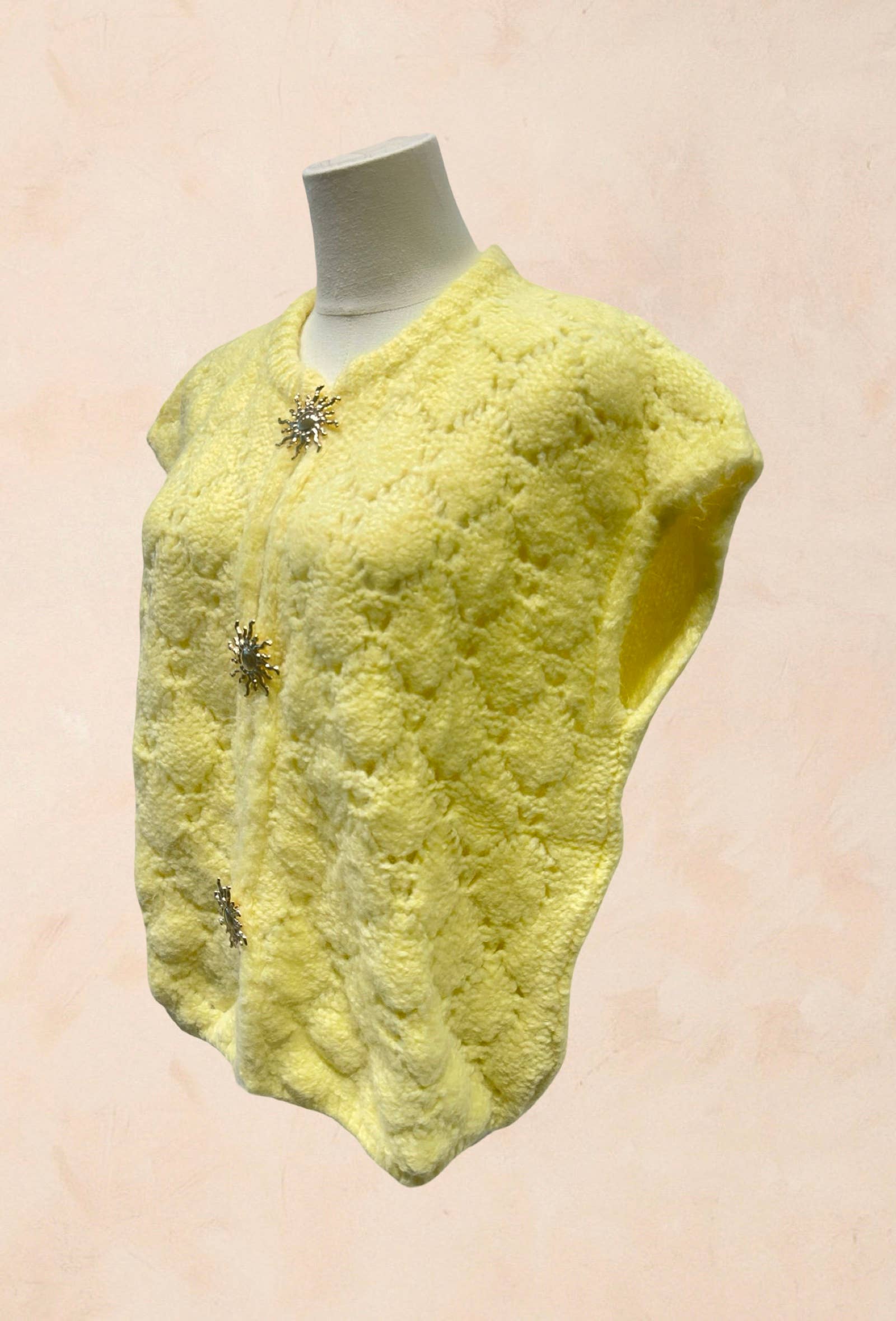 Gilet sans manches tricoté avec fermoirs bijoux