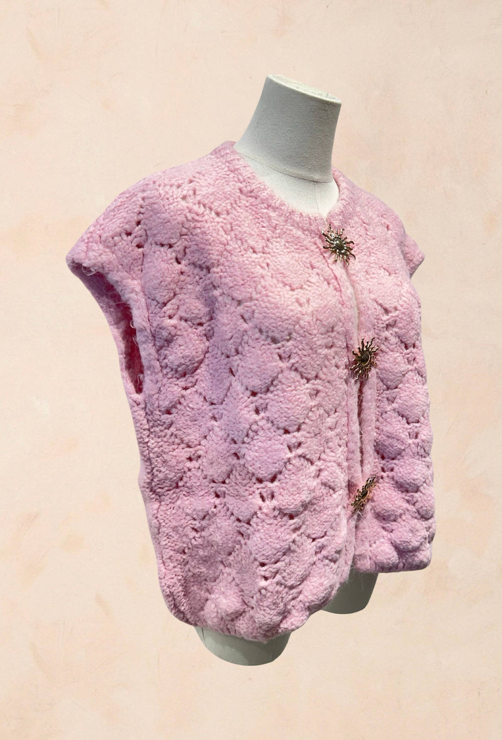 Gilet sans manches tricoté avec fermoirs bijoux