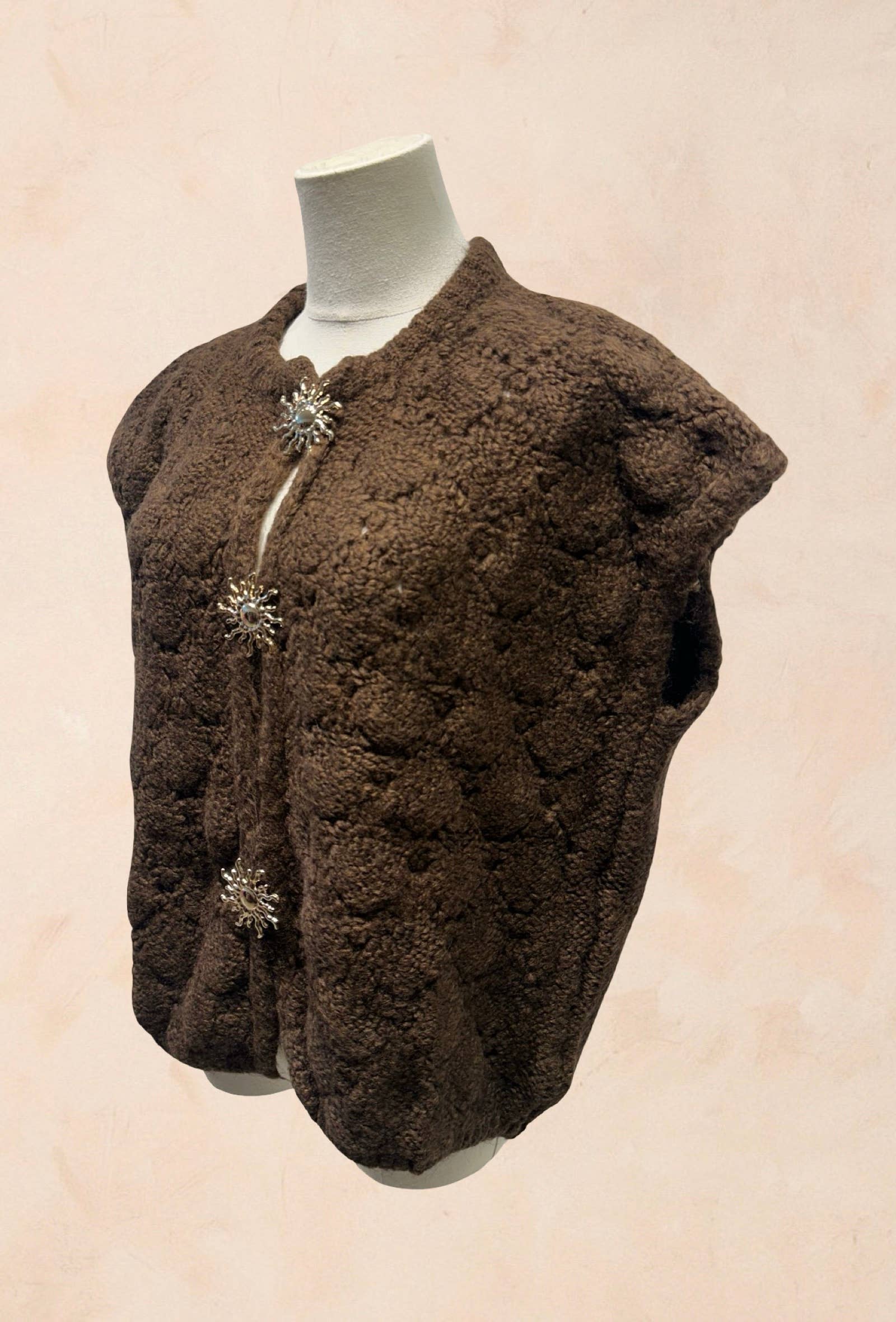 Gilet sans manches tricoté avec fermoirs bijoux