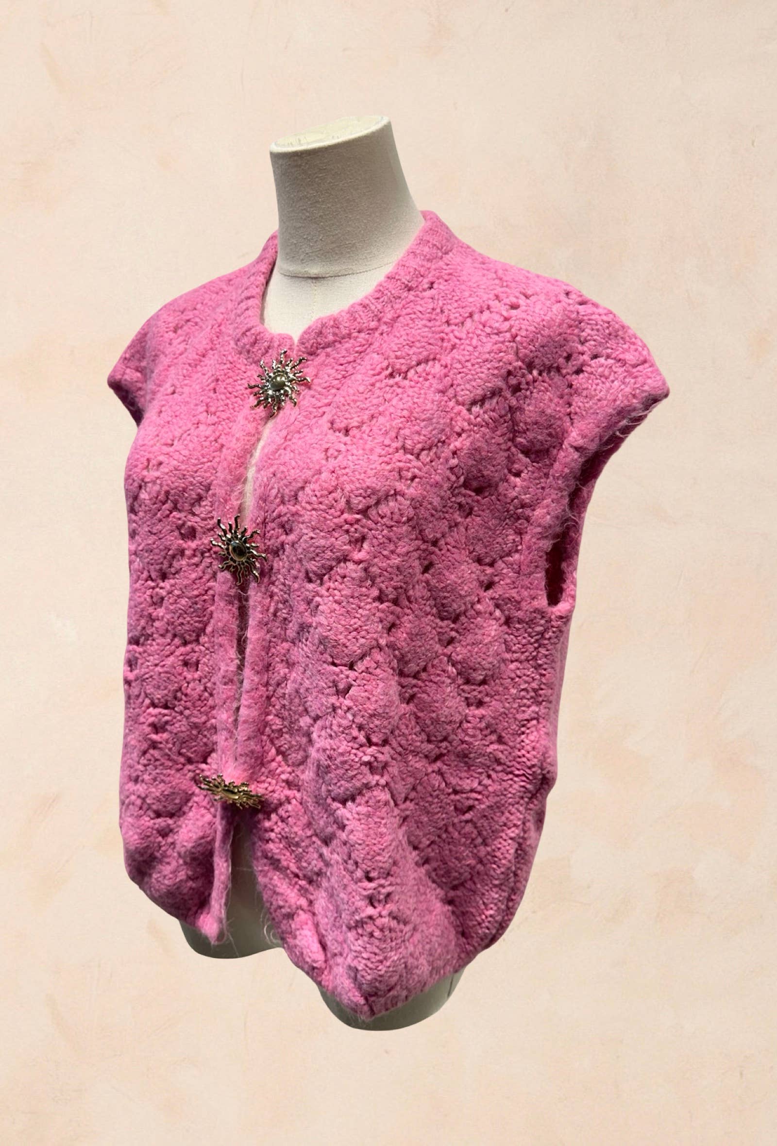 Gilet sans manches tricoté avec fermoirs bijoux