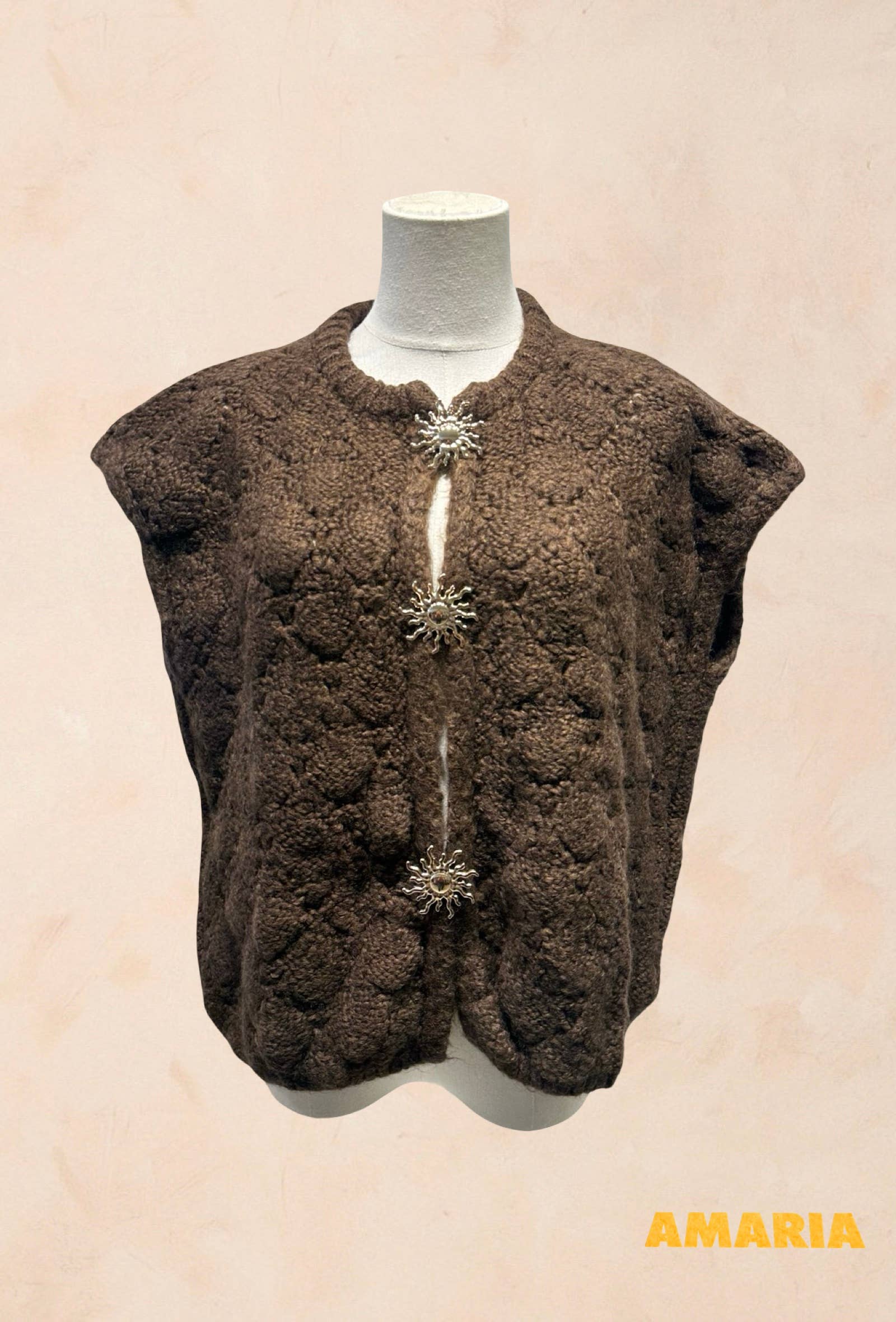 Gilet sans manches tricoté avec fermoirs bijoux