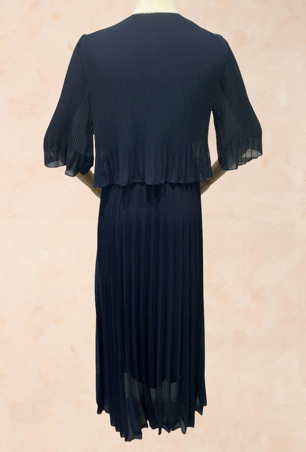 Robe élégante col rond longue plissé