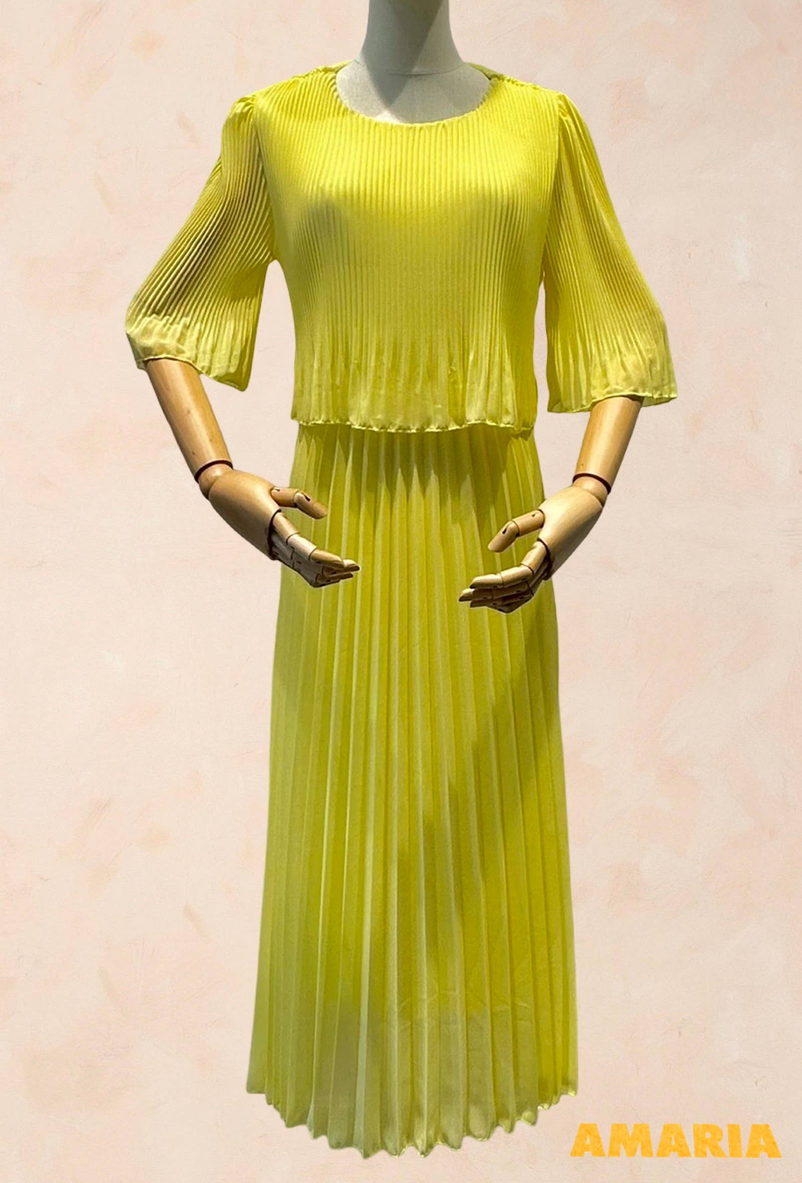 Robe élégante col rond longue plissé