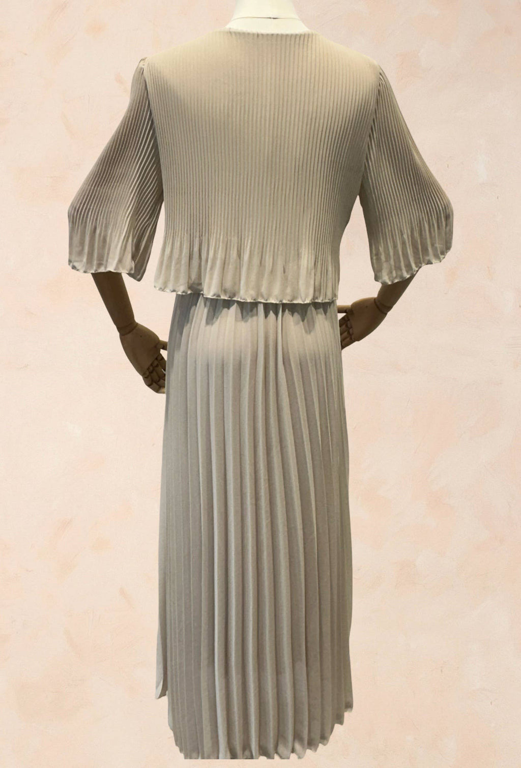Robe élégante col rond longue plissé