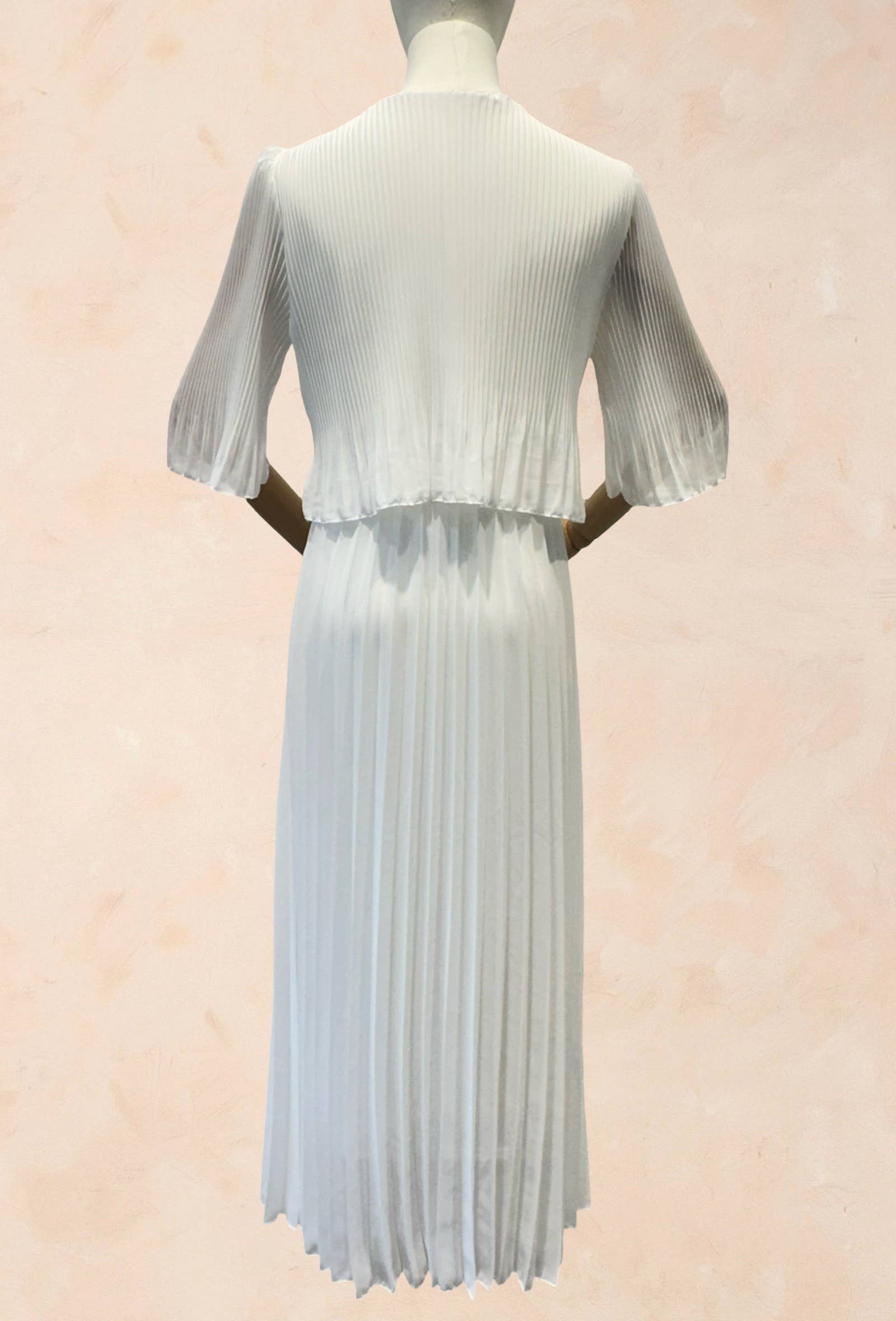 Robe élégante col rond longue plissé