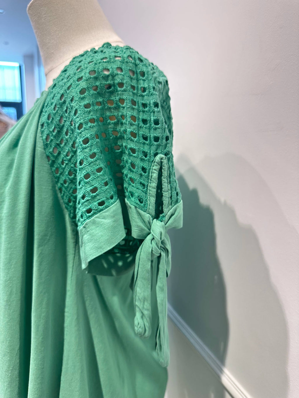 Blouse à Manches Brodées & Encolure Froncée