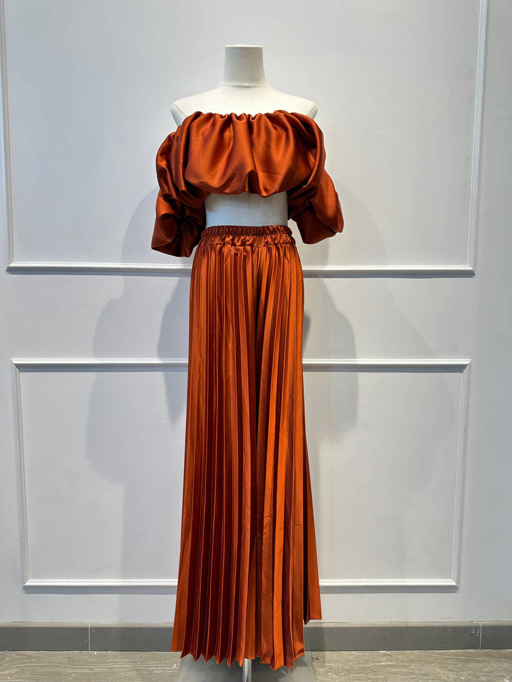 Ensemble Satiné – Top Bardot &Pantalon Palazzo Plissé