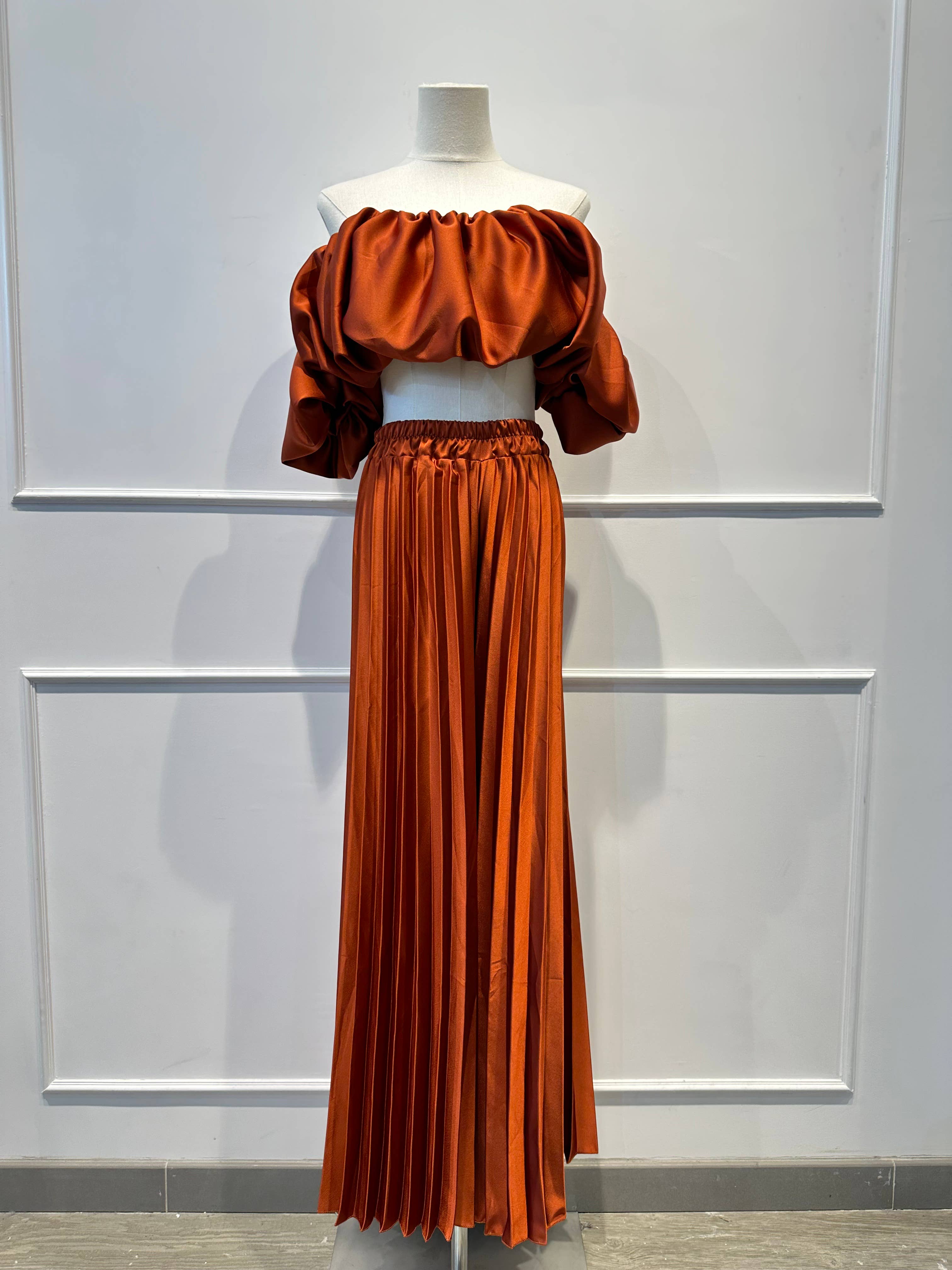 Ensemble Satiné – Top Bardot &Pantalon Palazzo Plissé