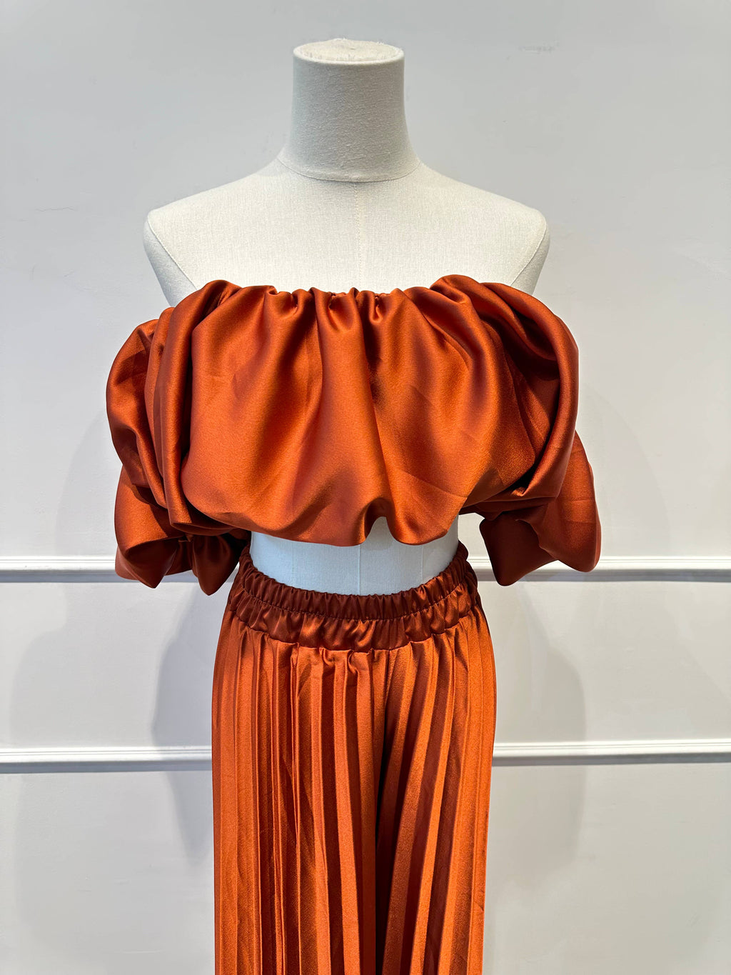 Ensemble Satiné – Top Bardot &Pantalon Palazzo Plissé