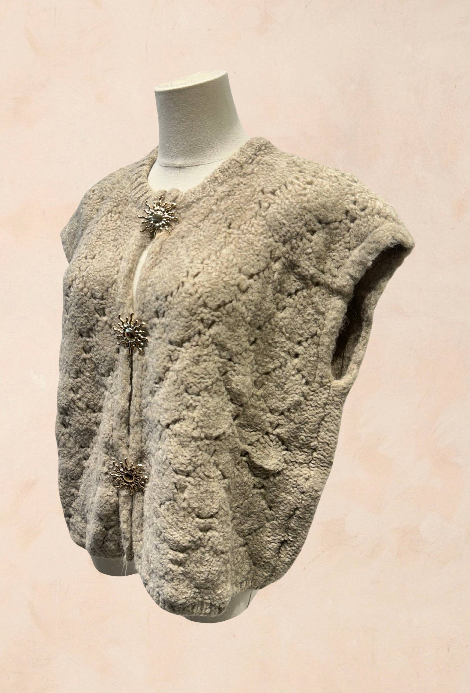 Gilet sans manches tricoté avec fermoirs bijoux