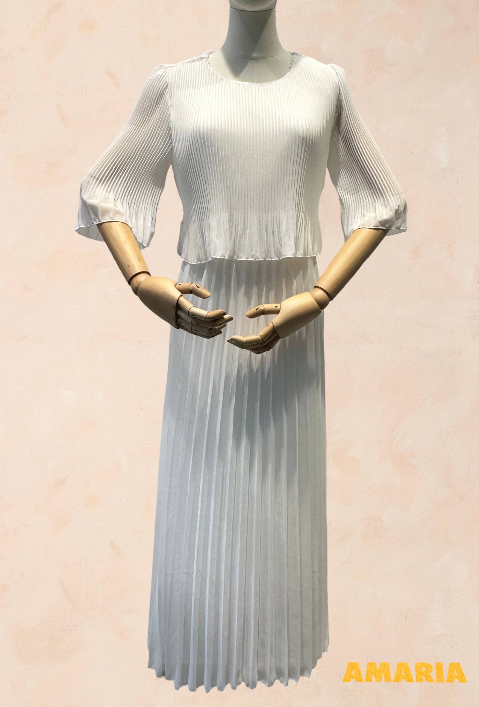 Robe élégante col rond longue plissé