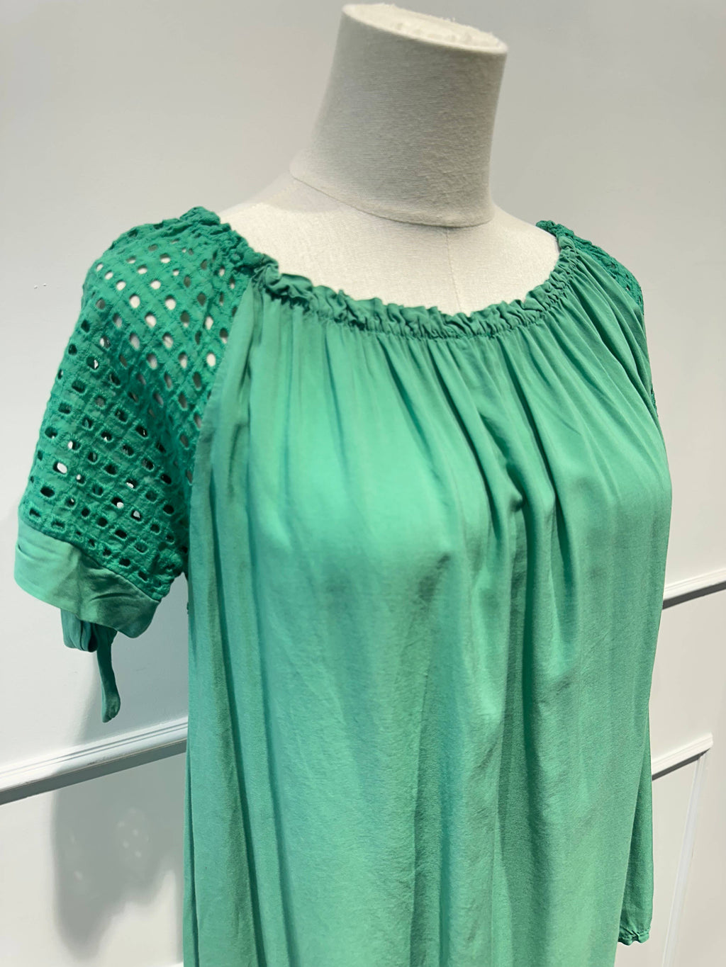 Blouse à Manches Brodées & Encolure Froncée