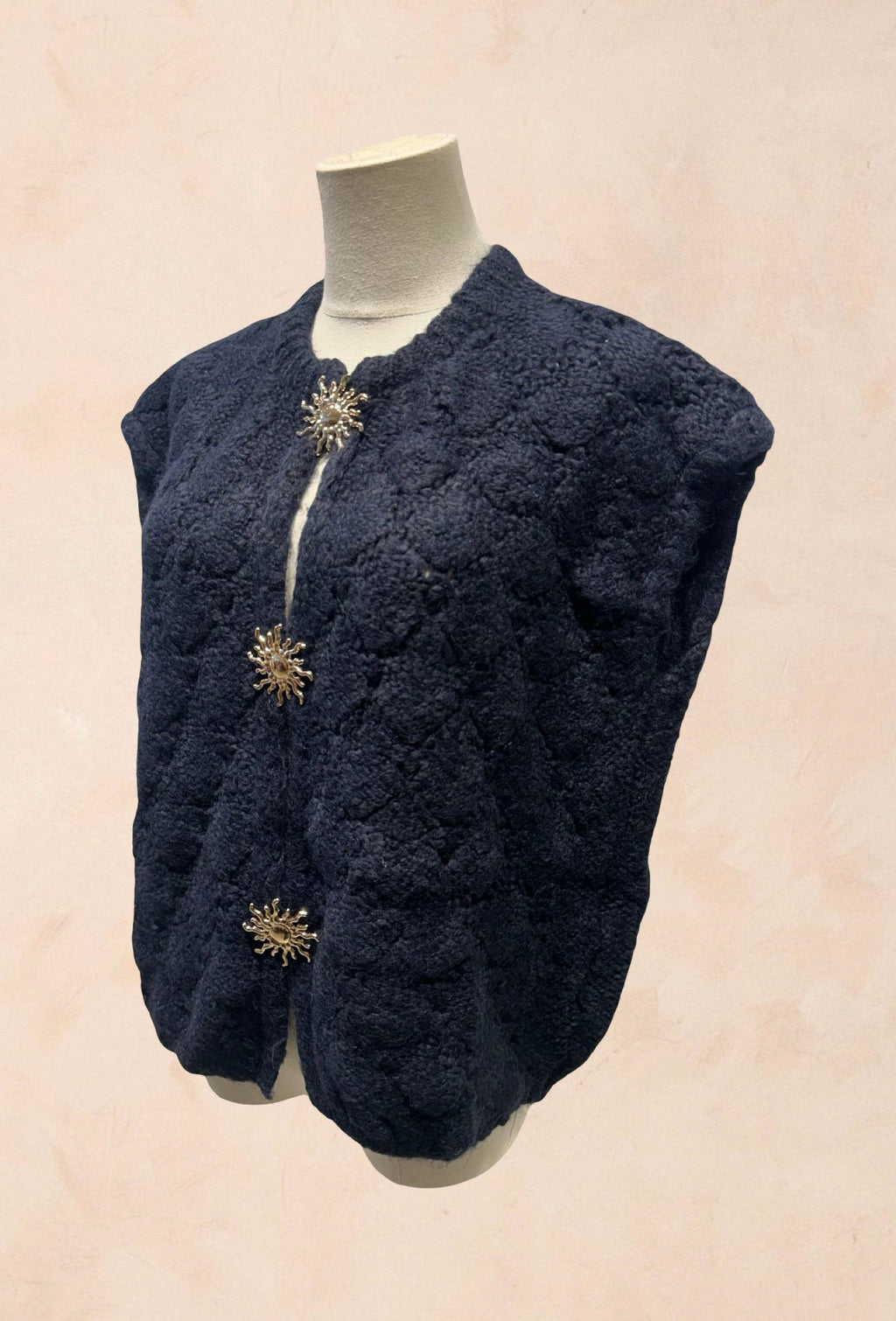 Gilet sans manches tricoté avec fermoirs bijoux