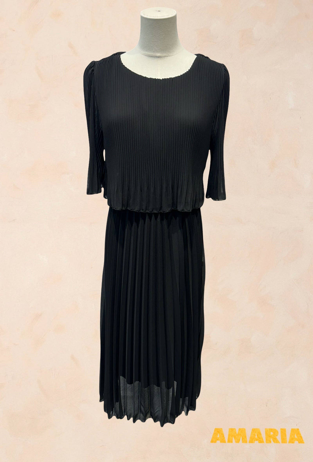 Robe élégante col rond longue plissé