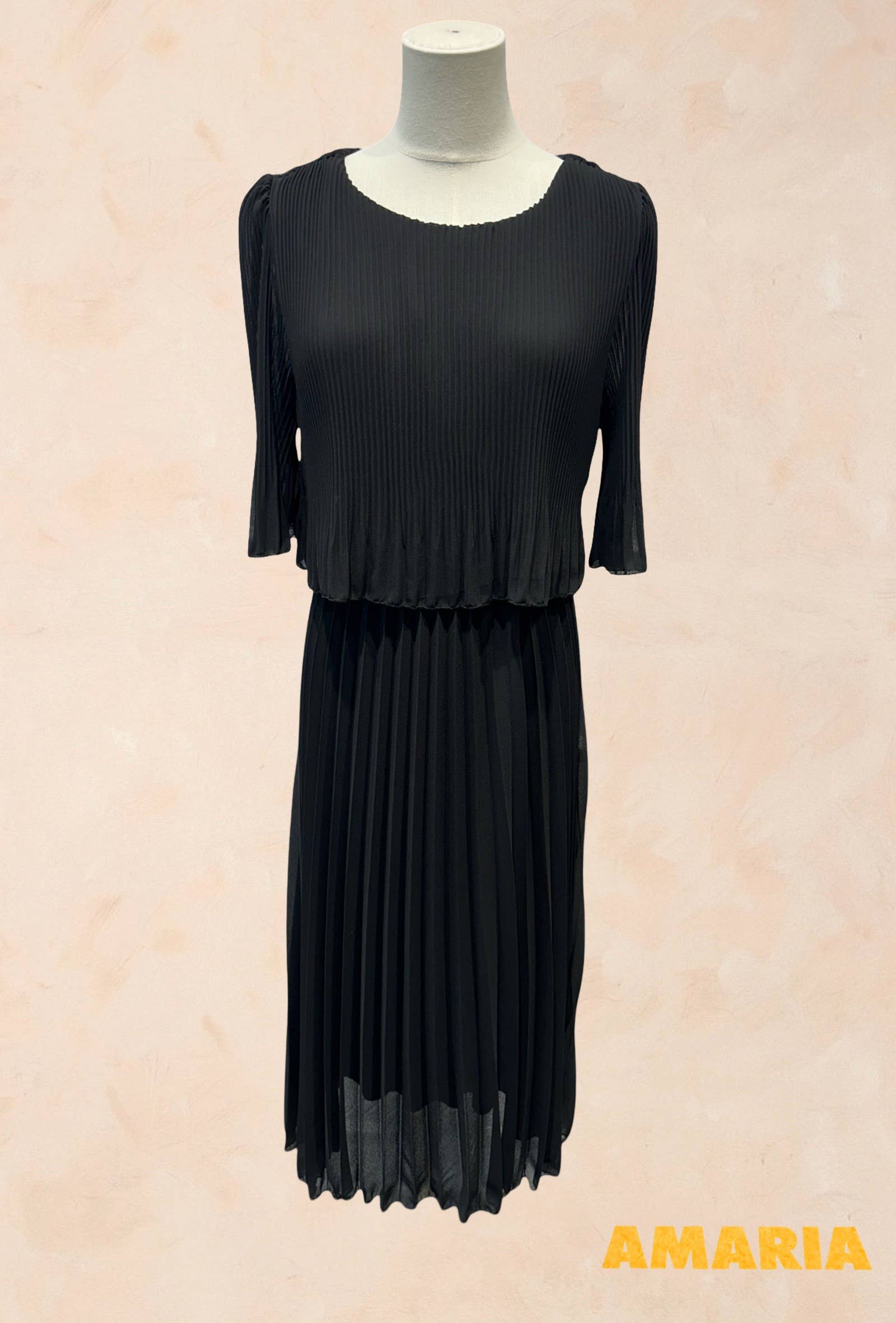 Robe élégante col rond longue plissé