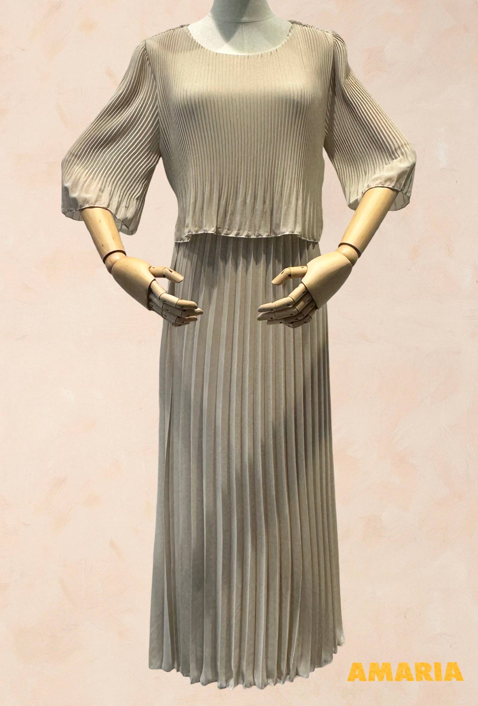 Robe élégante col rond longue plissé