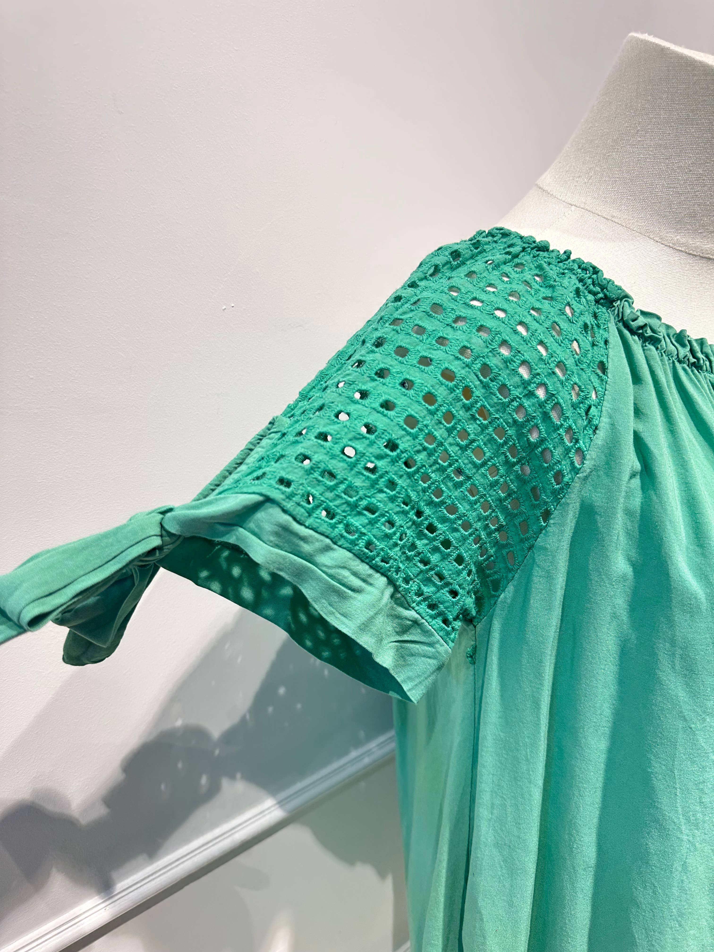 Blouse à Manches Brodées & Encolure Froncée