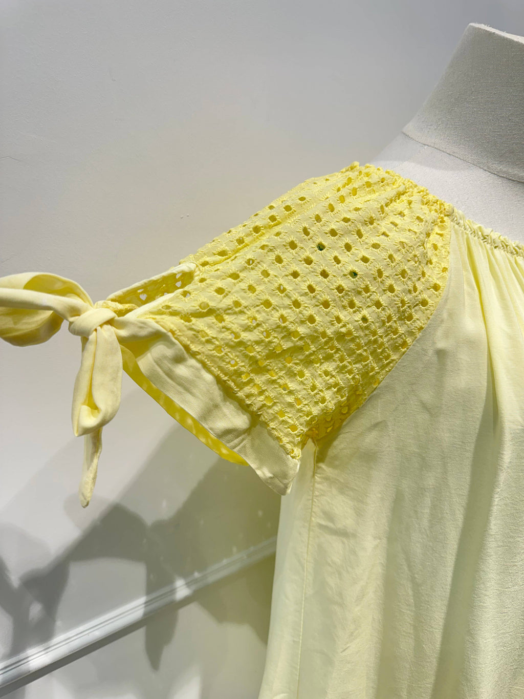 Blouse à Manches Brodées & Encolure Froncée