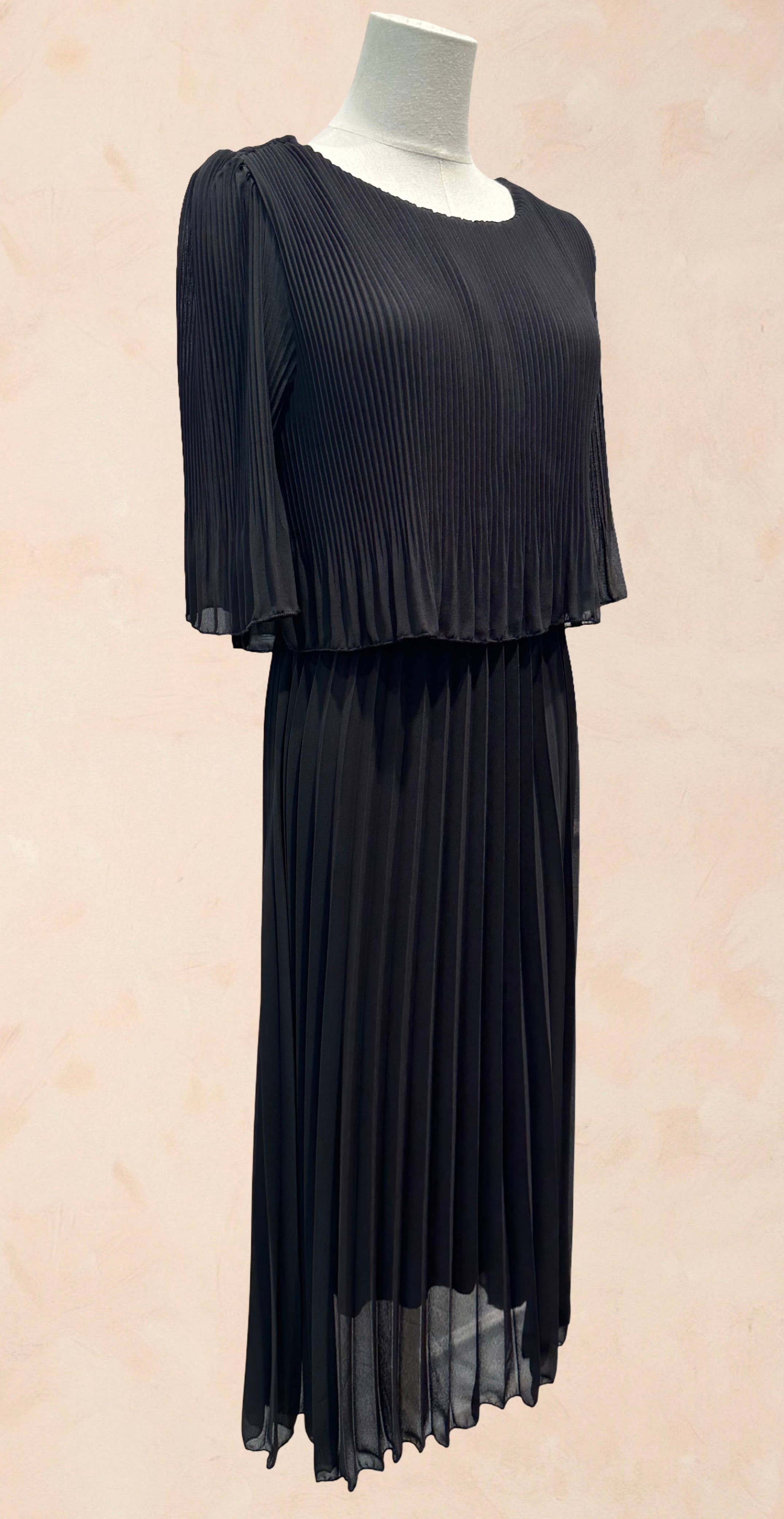 Robe élégante col rond longue plissé