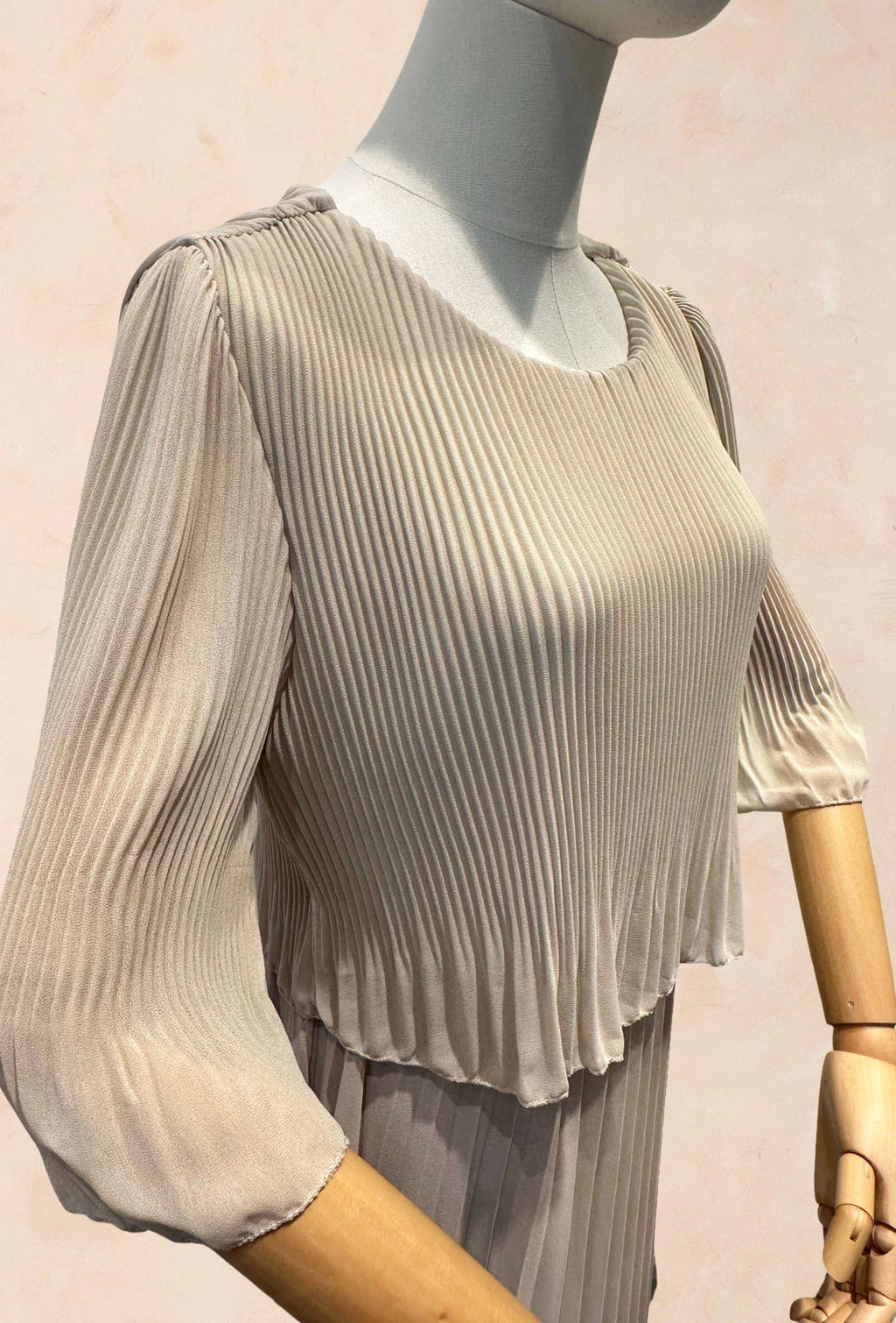 Robe élégante col rond longue plissé