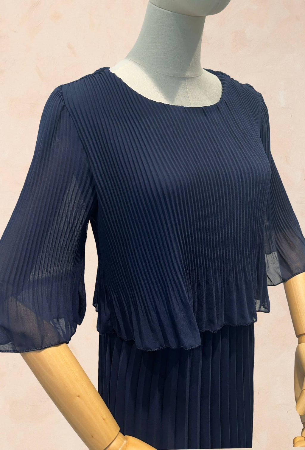 Robe élégante col rond longue plissé