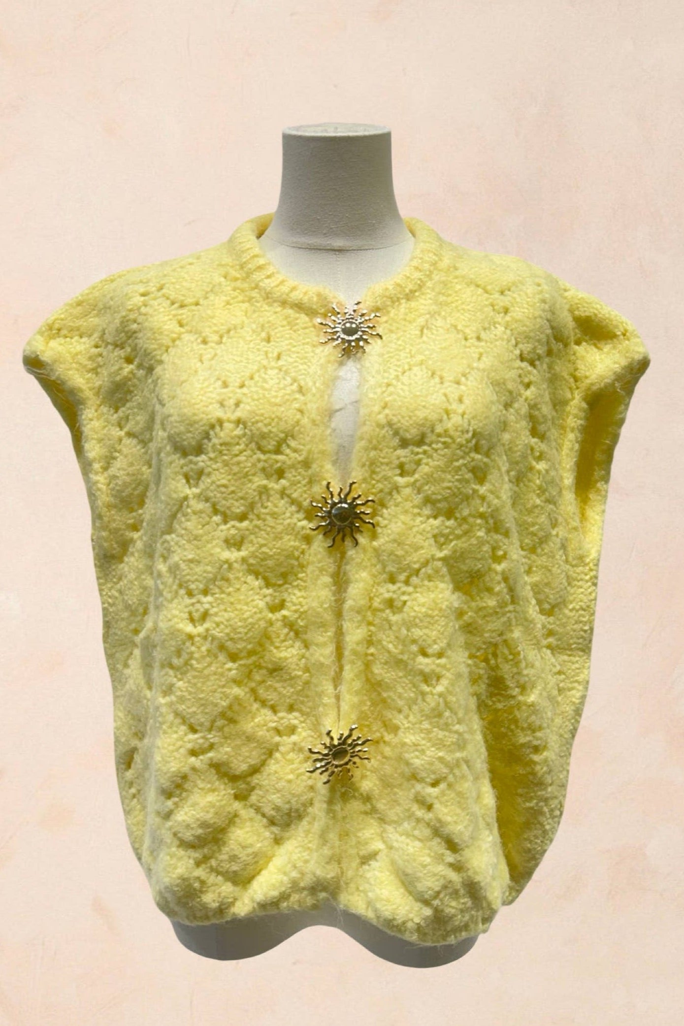 Gilet sans manches tricoté avec fermoirs bijoux