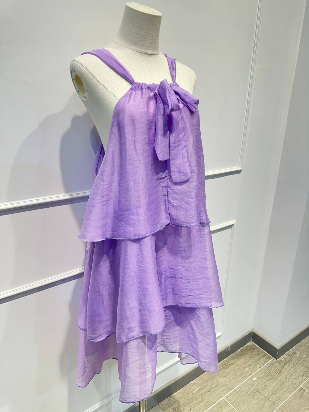 Robe à Volants à Bretelles et Nœud Déco