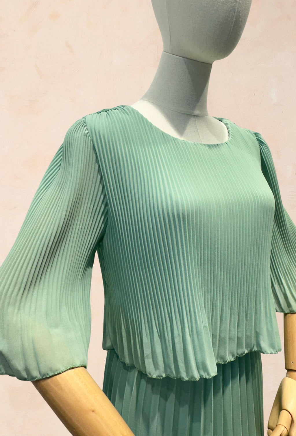 Robe élégante col rond longue plissé