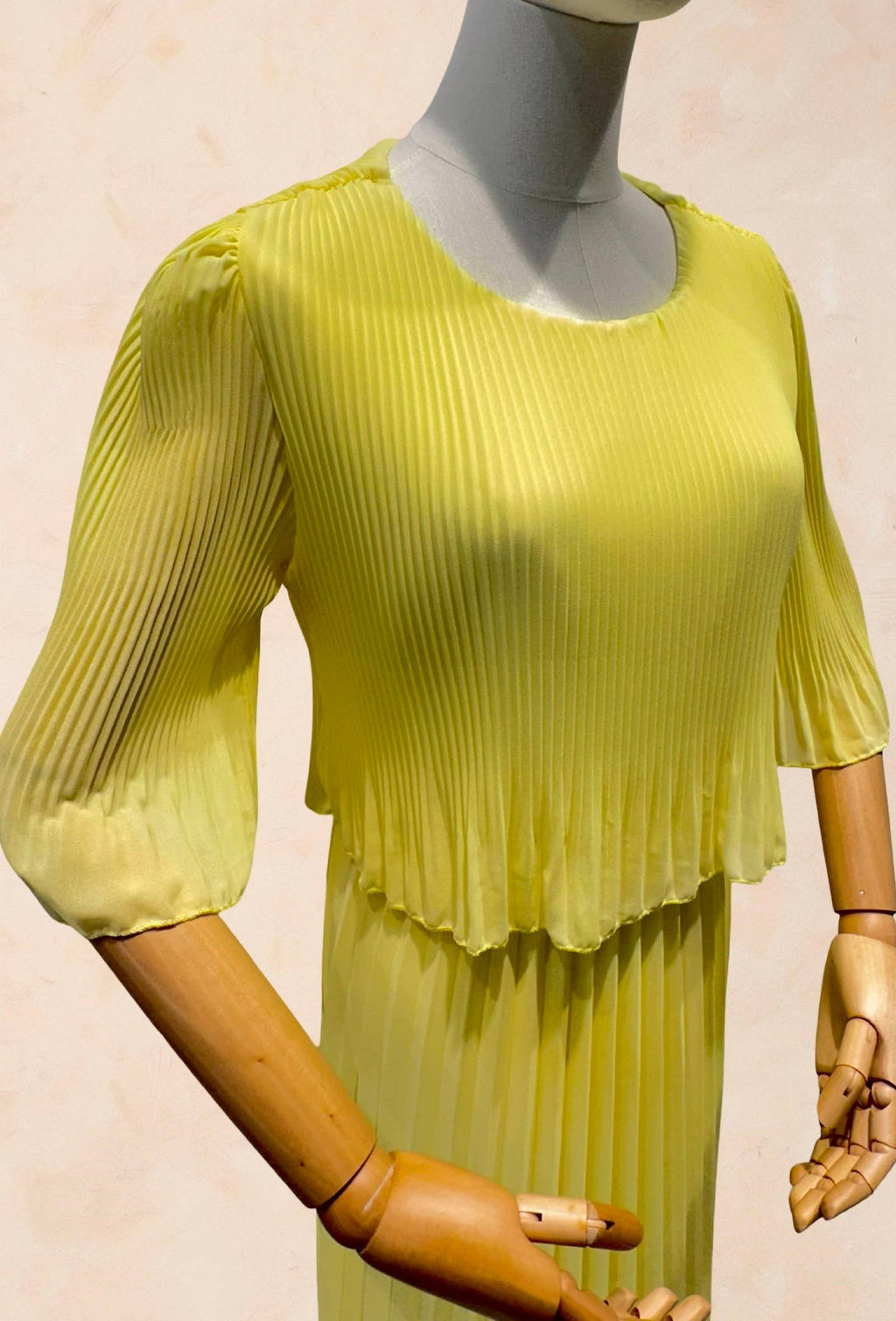 Robe élégante col rond longue plissé