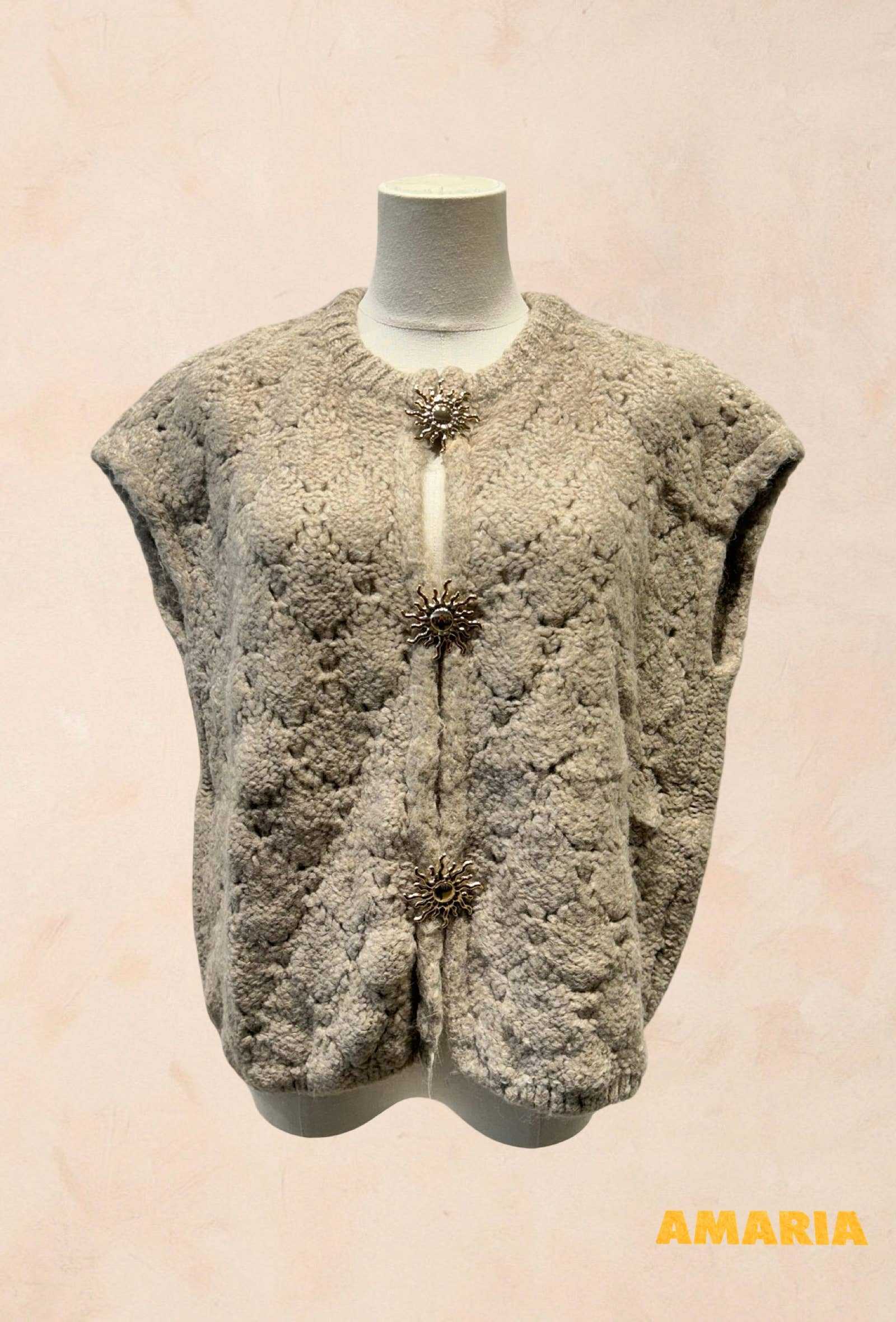 Gilet sans manches tricoté avec fermoirs bijoux