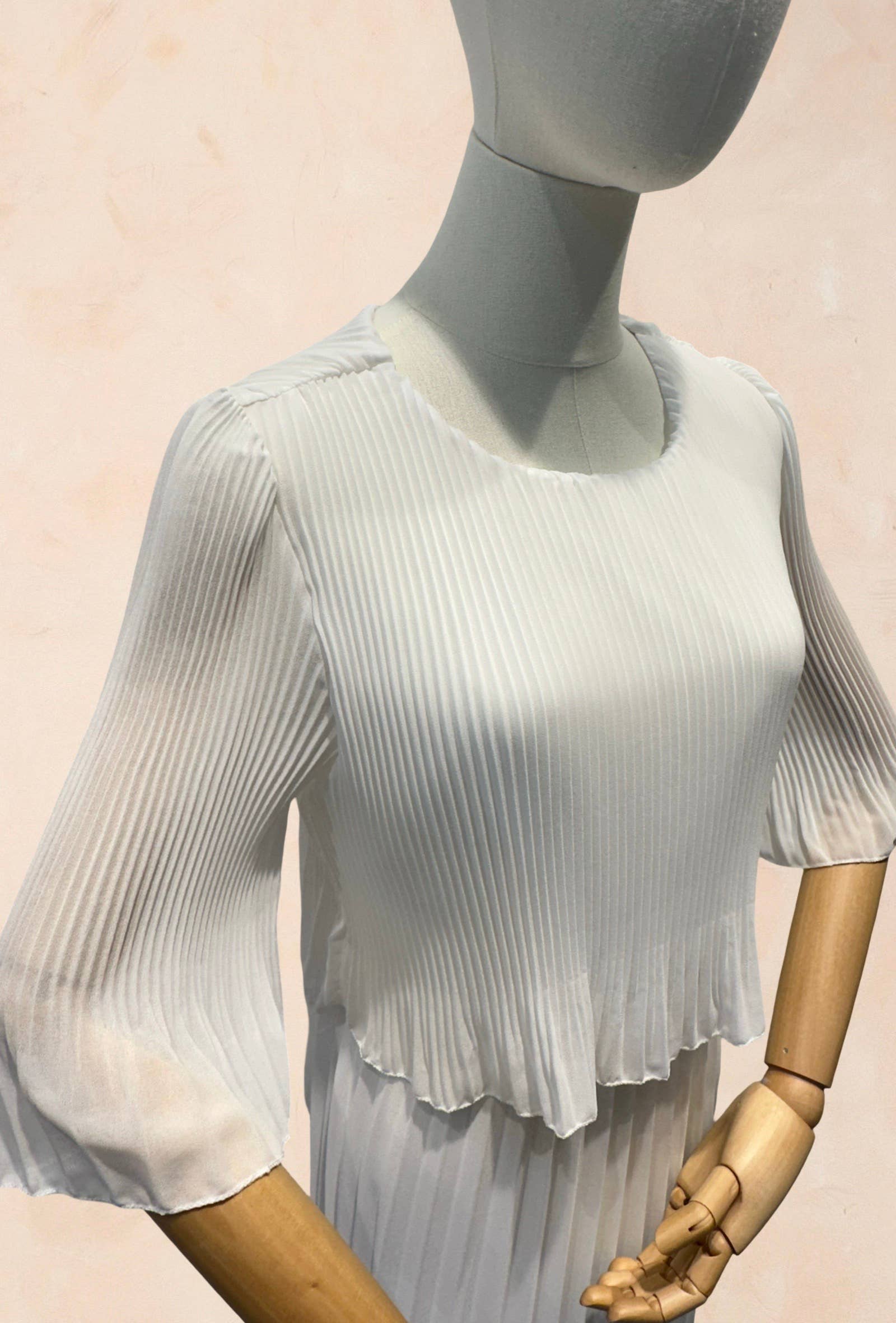 Robe élégante col rond longue plissé