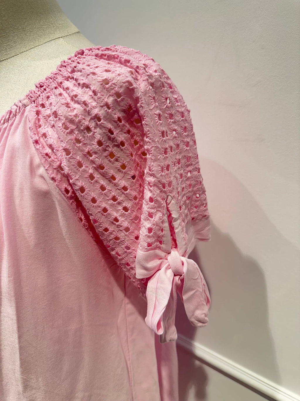 Blouse à Manches Brodées & Encolure Froncée