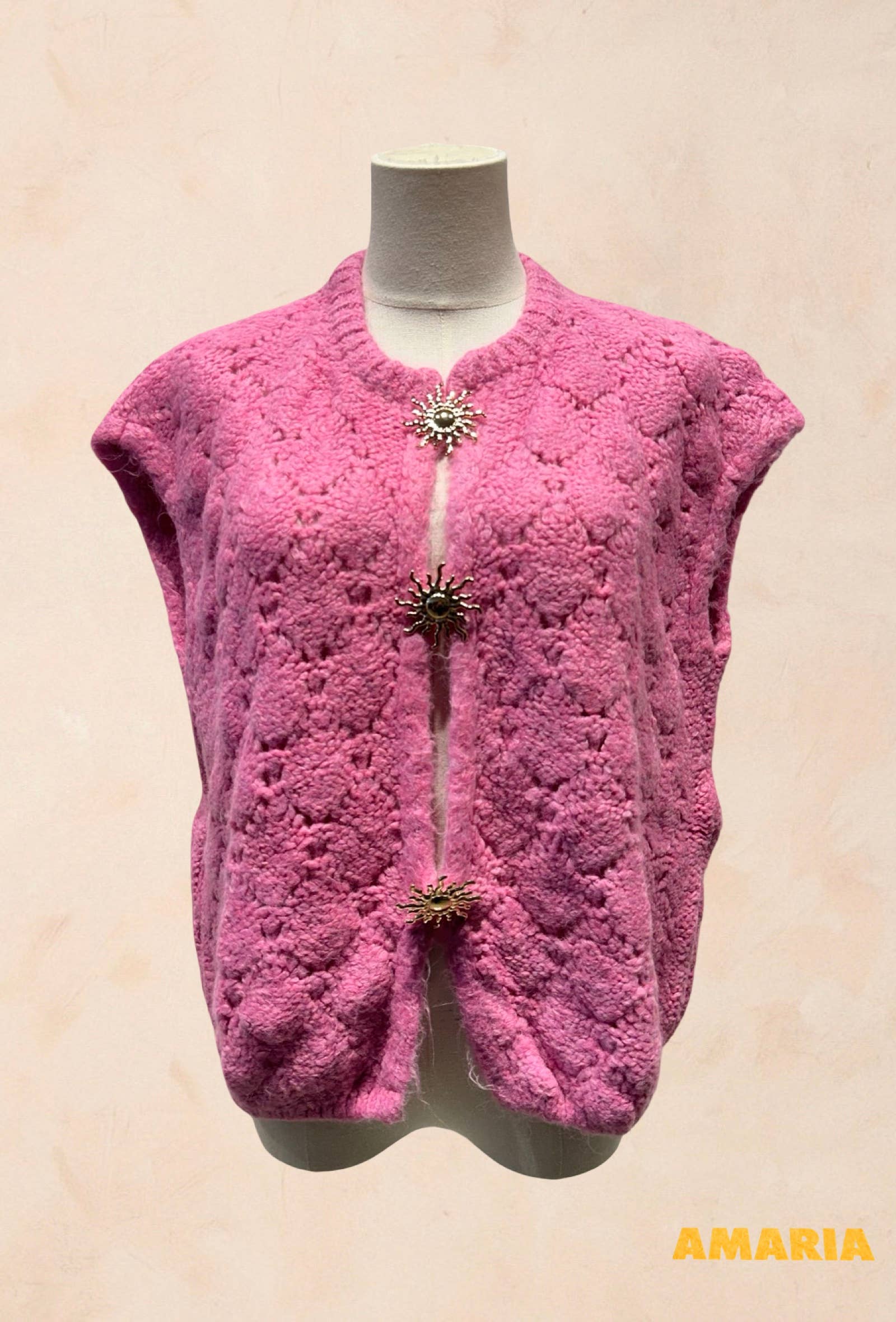 Gilet sans manches tricoté avec fermoirs bijoux