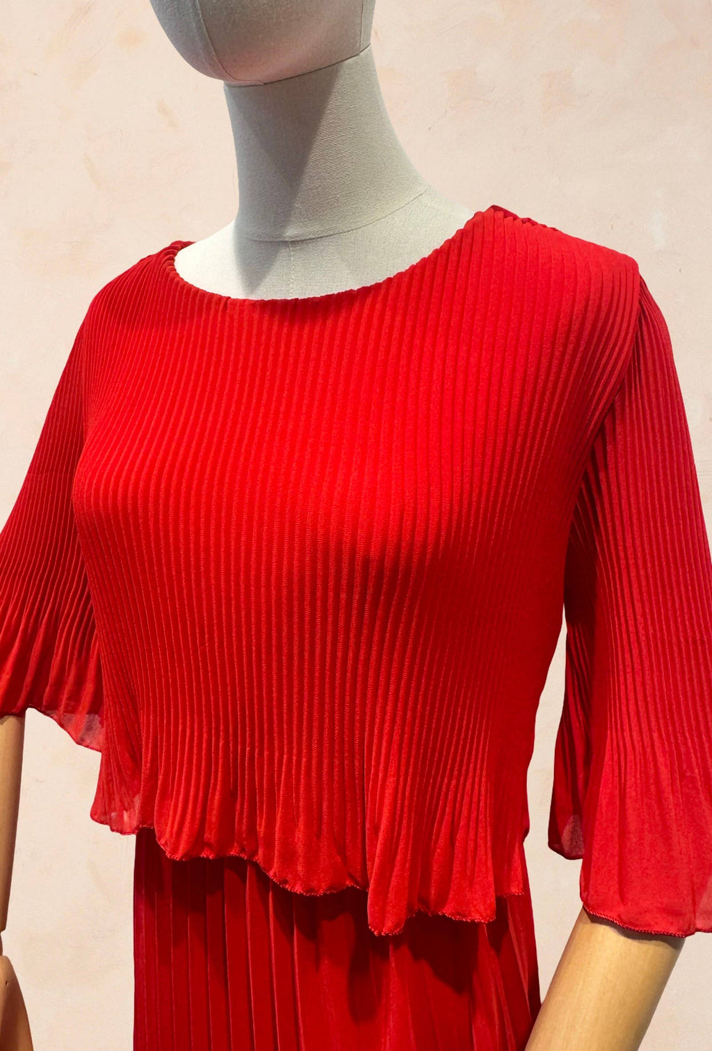 Robe élégante col rond longue plissé