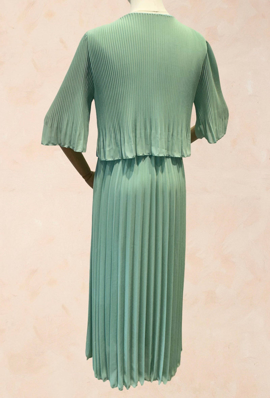 Robe élégante col rond longue plissé