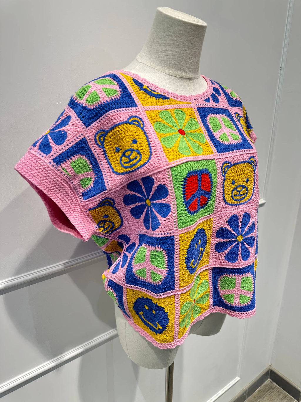 Haut au Crochet Multicolore Motifs Pop