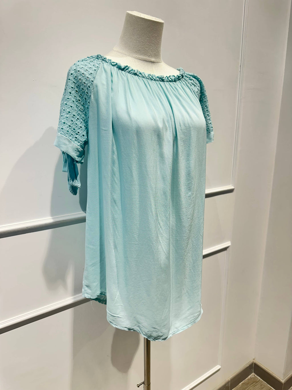 Blouse à Manches Brodées & Encolure Froncée