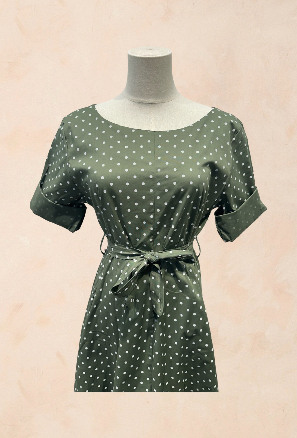 Robe à pois manches courtes revers col rond ceinture