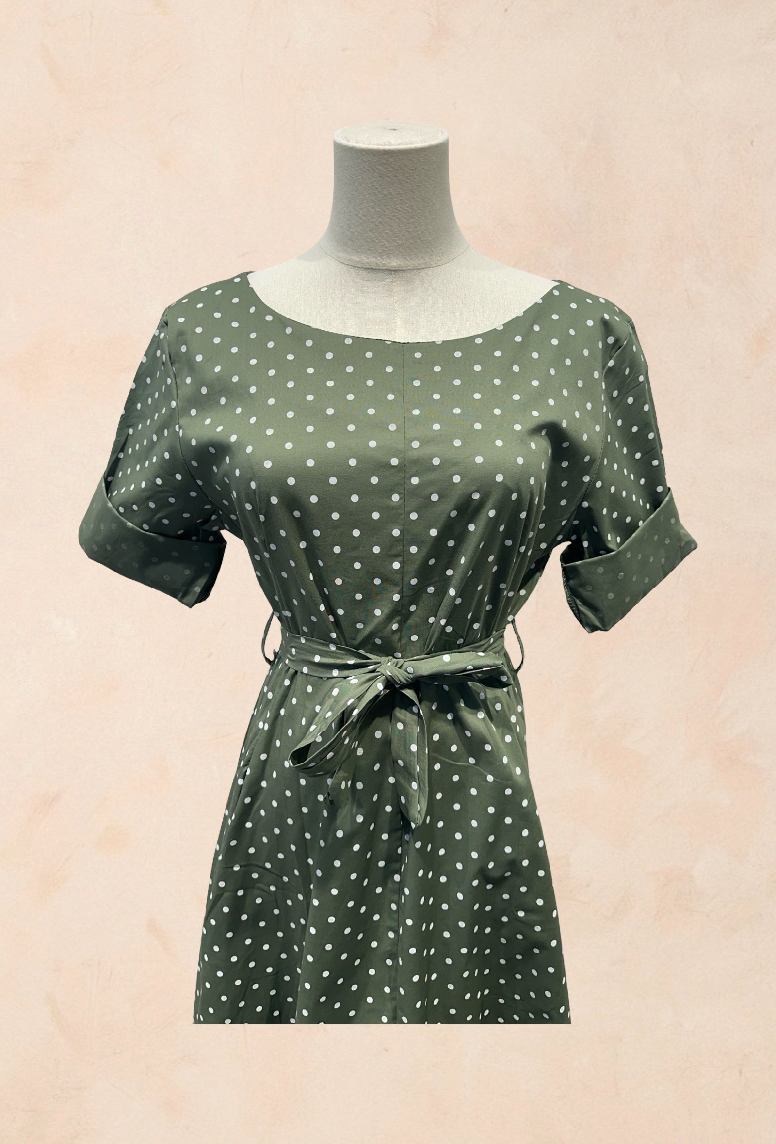 Robe à pois manches courtes revers col rond ceinture