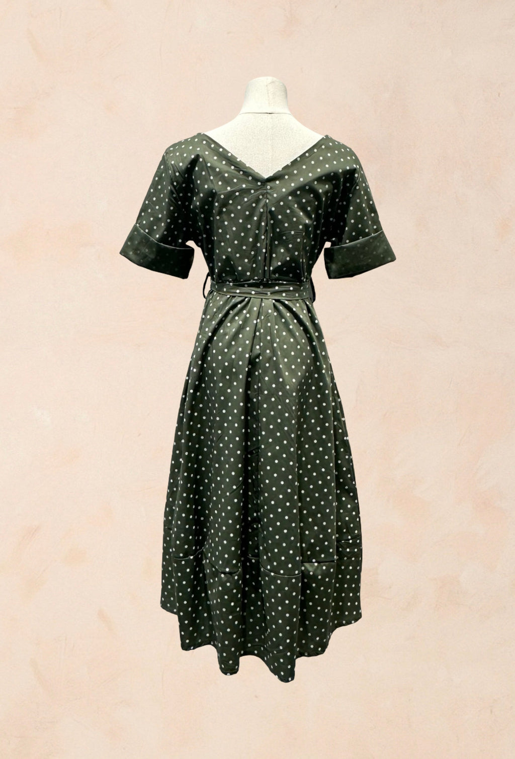 Robe à pois manches courtes revers col rond ceinture