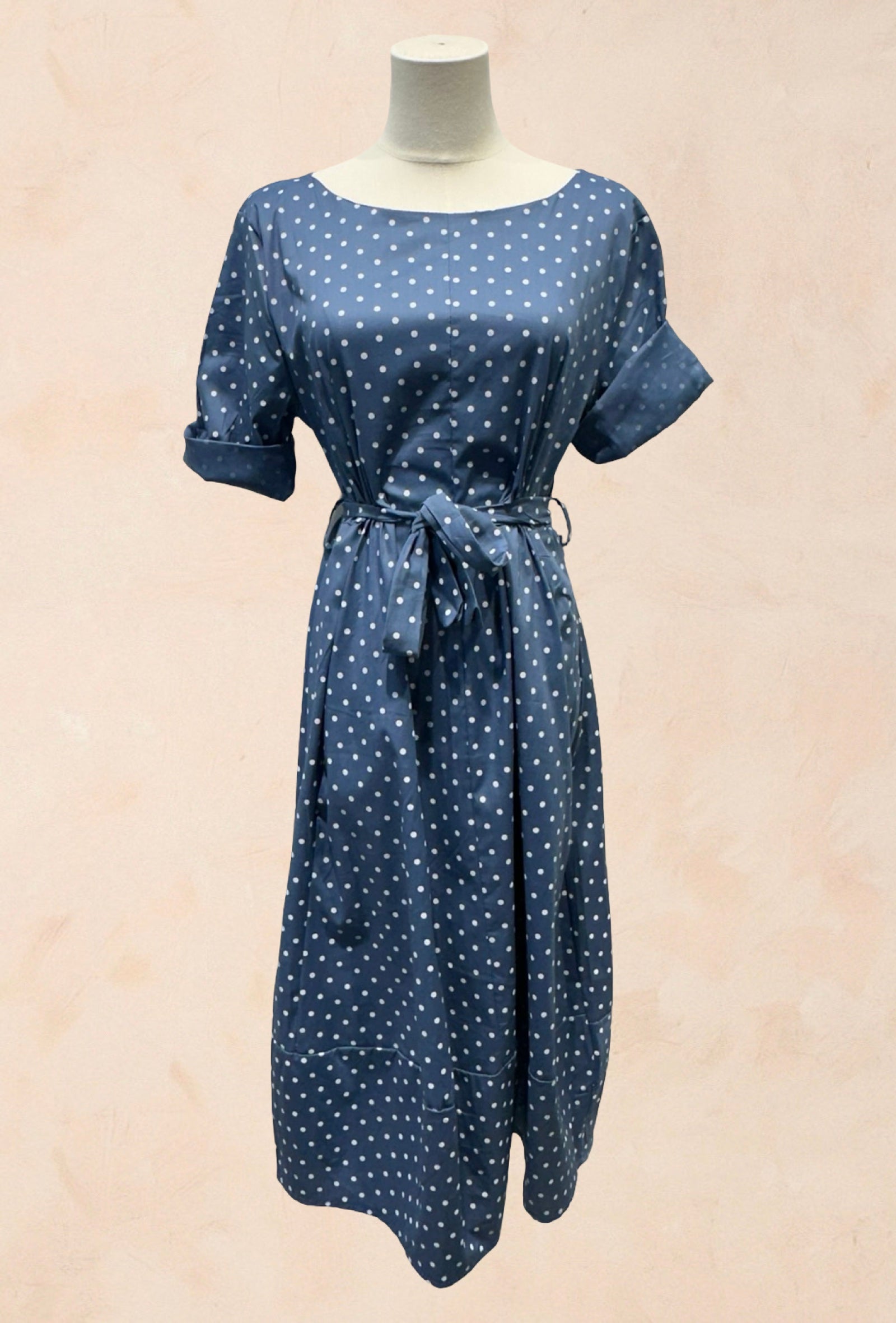 Robe à pois manches courtes revers col rond ceinture