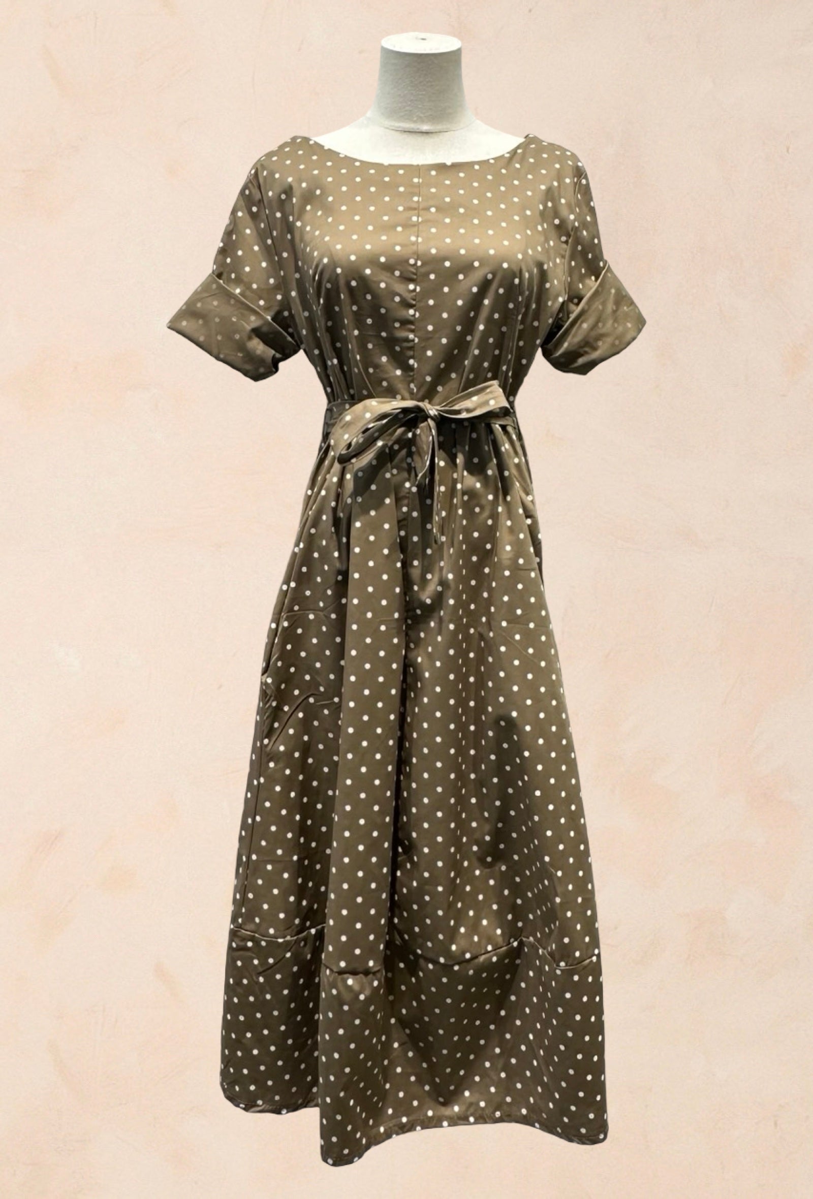 Robe à pois manches courtes revers col rond ceinture