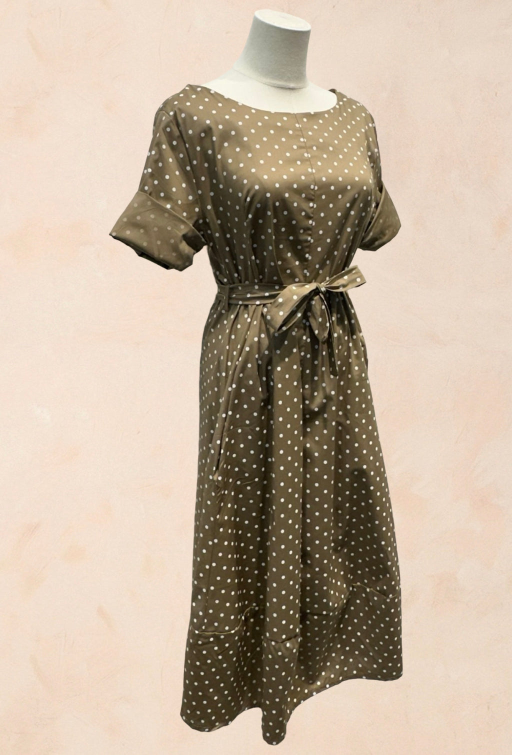 Robe à pois manches courtes revers col rond ceinture