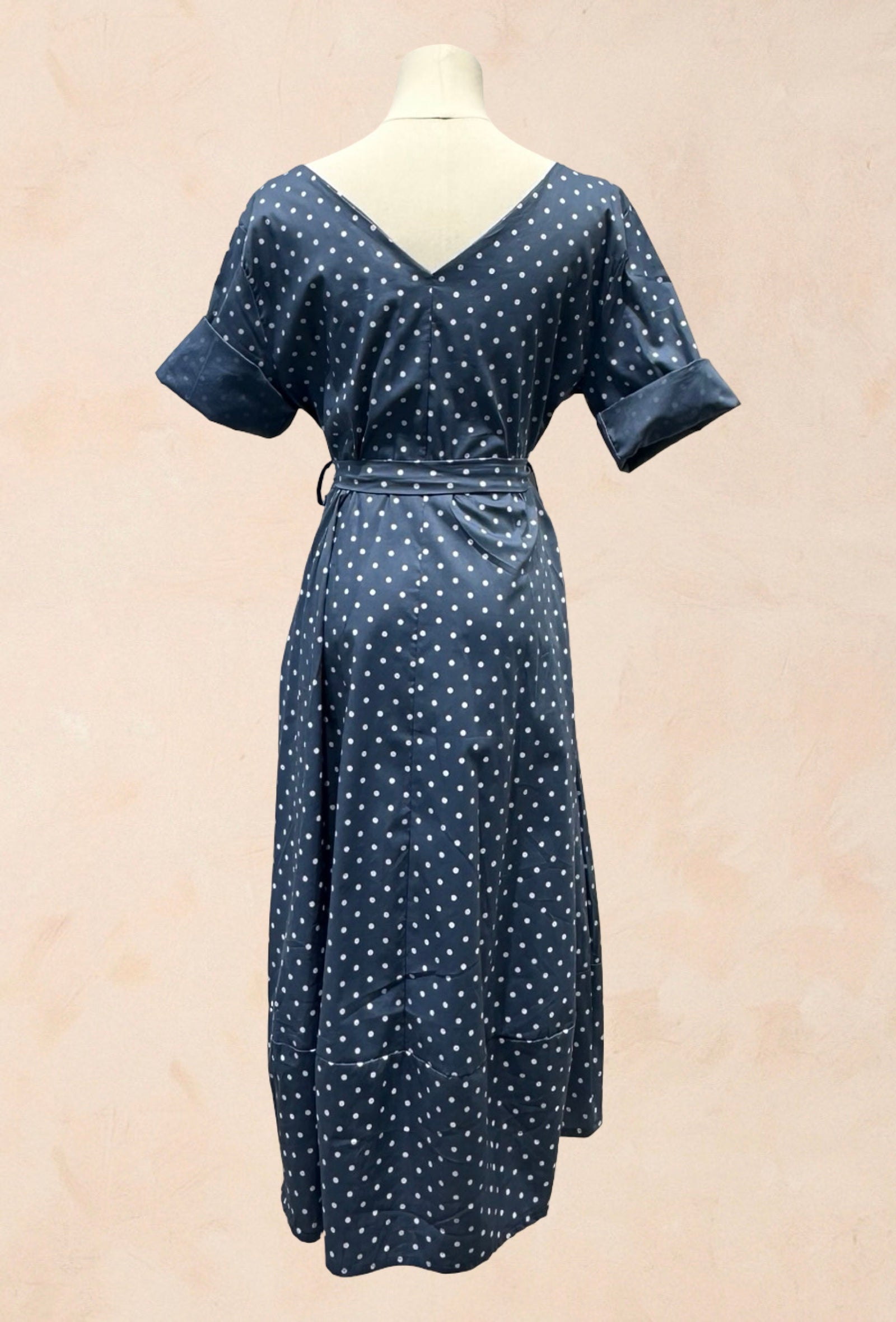 Robe à pois manches courtes revers col rond ceinture