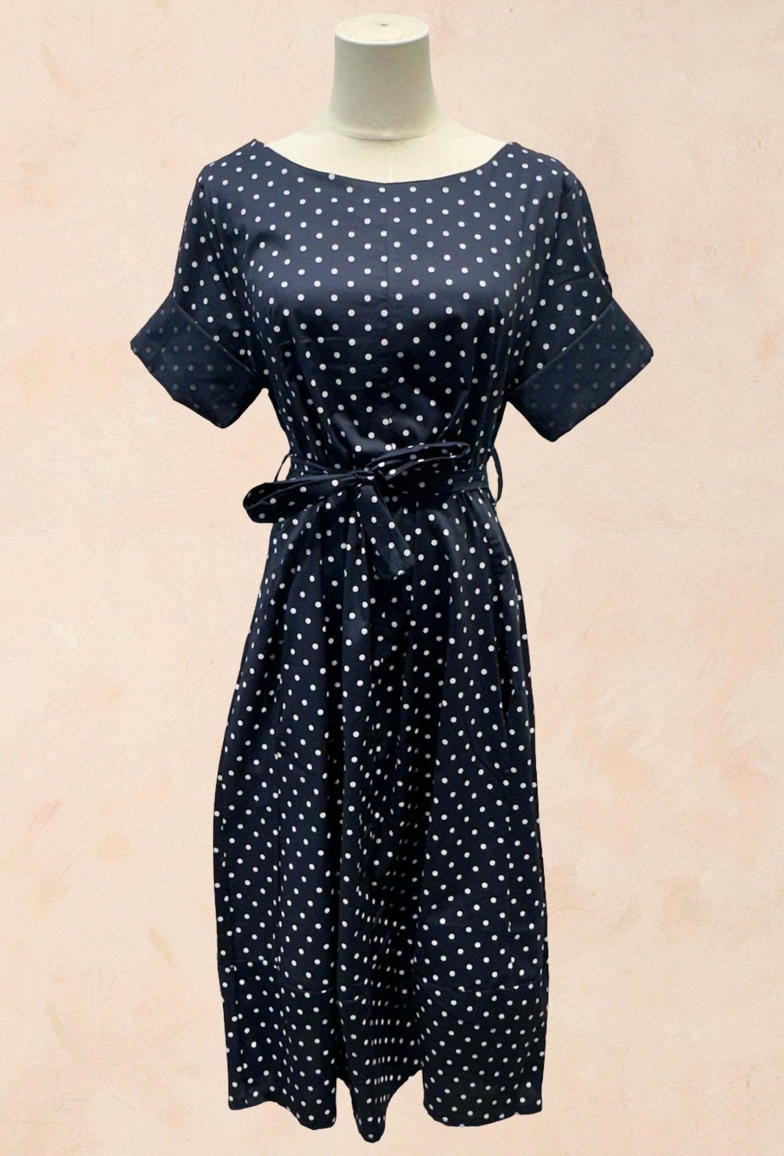 Robe à pois manches courtes revers col rond ceinture